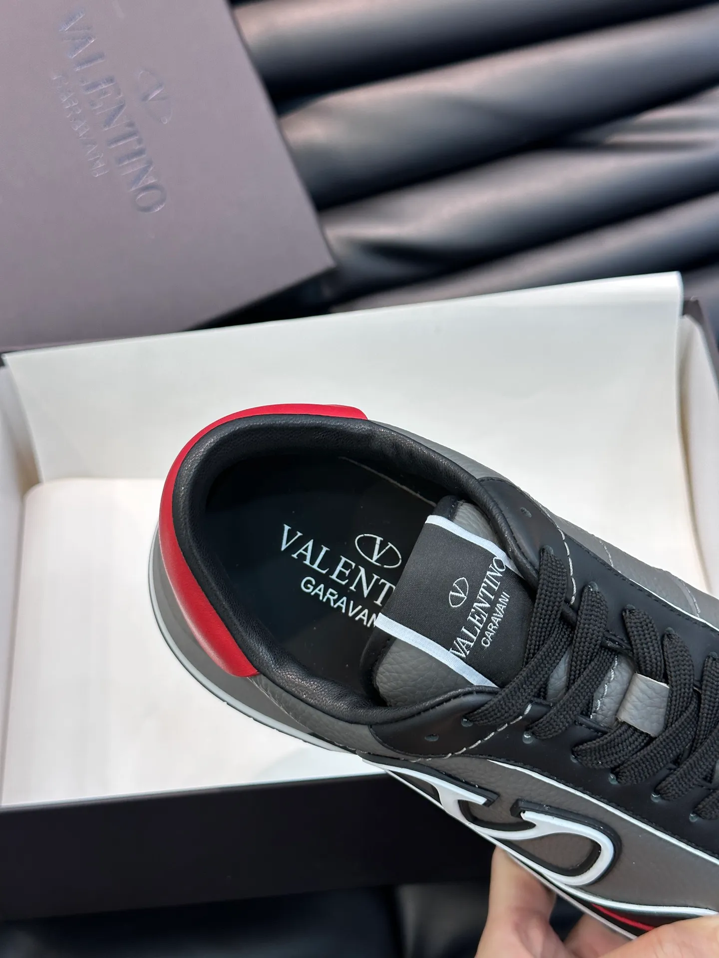 P540💰 Product trademark: VALENTINO "Valentino" Regular size: 38-44 [45 customized] Product material: Warren men's casual sports shoes, made of imported first-layer cowhide, with brand emblem on the tongue, rivet rubber outsole, non-slip, wear-resistant and shock-absorbing, cowhide lining foot pads, comfortable and breathable, with original box packaging equation bag!